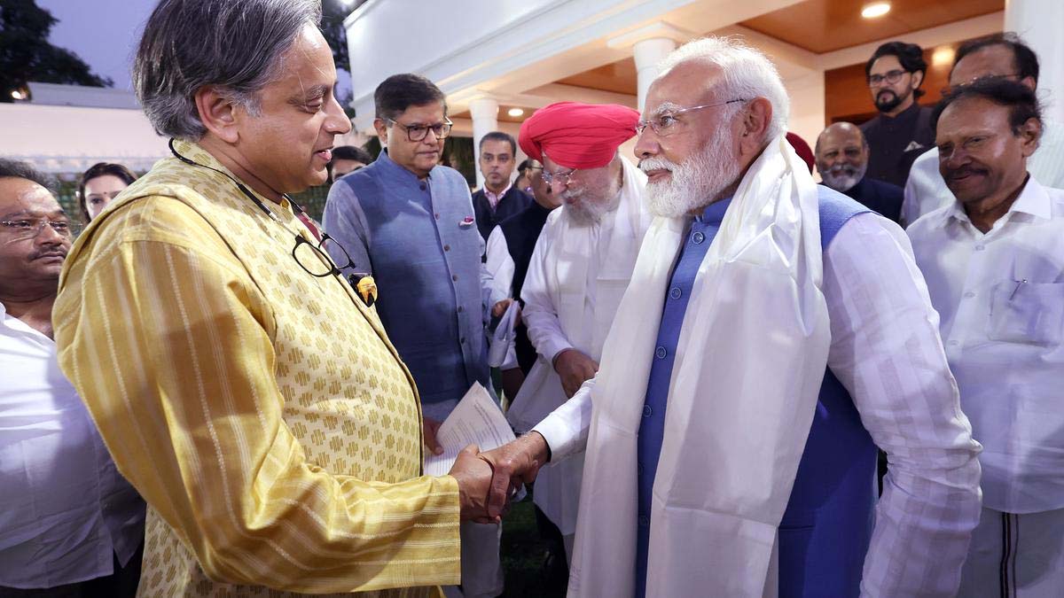 शशि थरूर की तारीफ से सियासी घमासान: भाजपा ने कांग्रेस नेतृत्व पर साधा निशाना