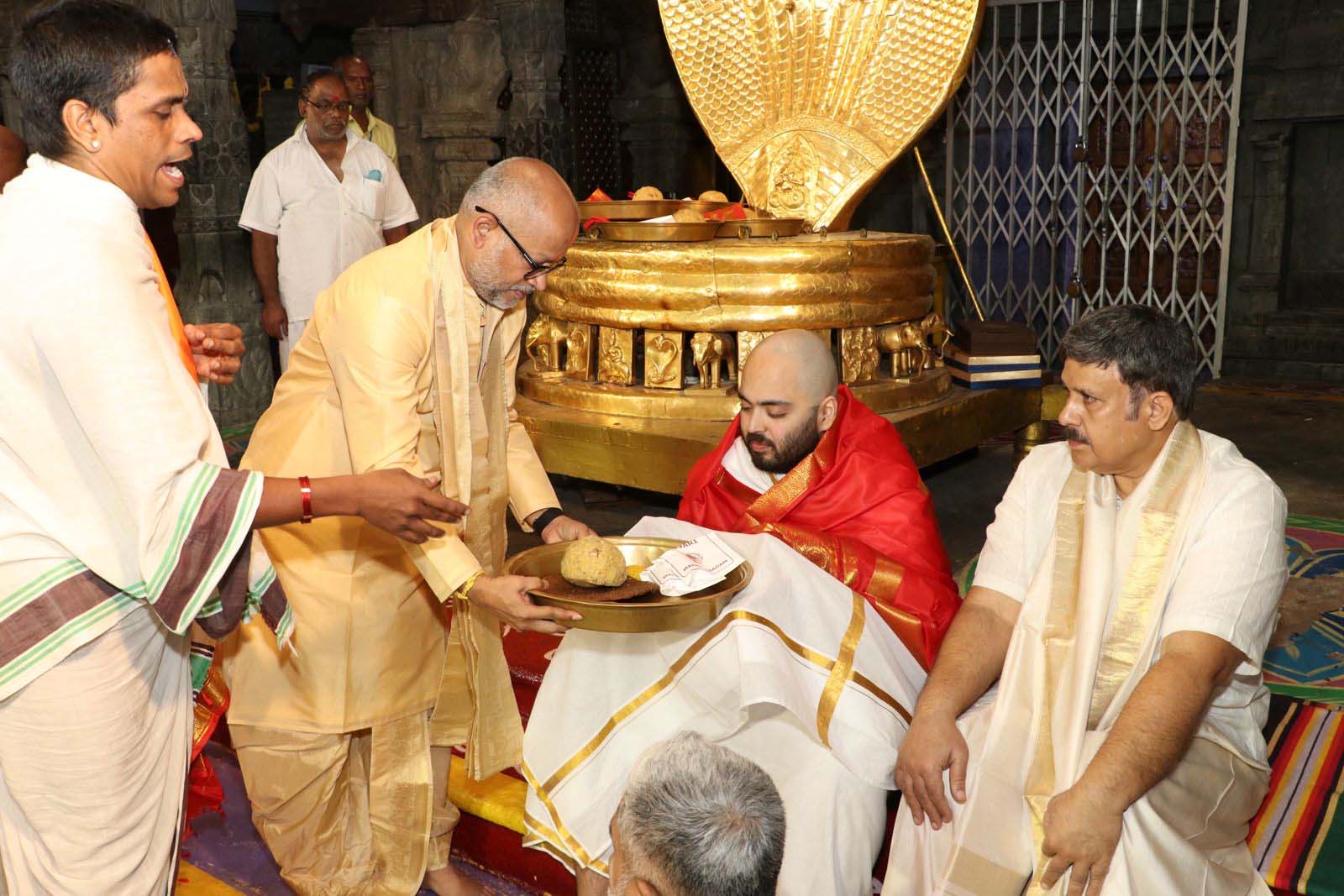 तिरुपति बालाजी दर्शन: अनंत अंबानी ने मुंडन कर भगवान के चरणों में अर्पित किए बाल
