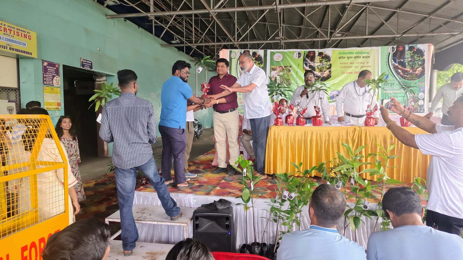 भोपाल स्टेशन पर ‘हरित युवा–हरित भारत’ अभियान की शुरुआत, यात्रियों को बांटे गए 500 पौधे