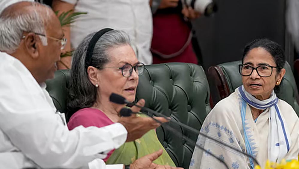 TMC-Congress विलय की चर्चा पर बड़ा खुलासा, जानिए क्यों ममता बनर्जी के लिए आसान नहीं है यह फैसला