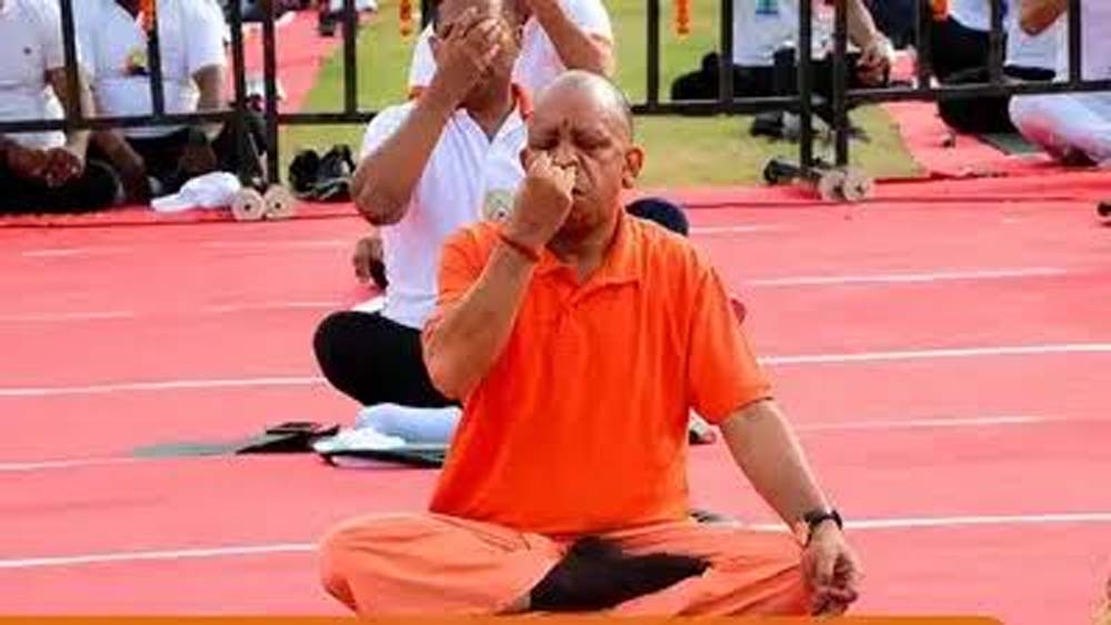 ‘रोग और बुढ़ापे से बचना है तो योग अपनाइए’ योग दिवस पर सीएम योगी का संदेश