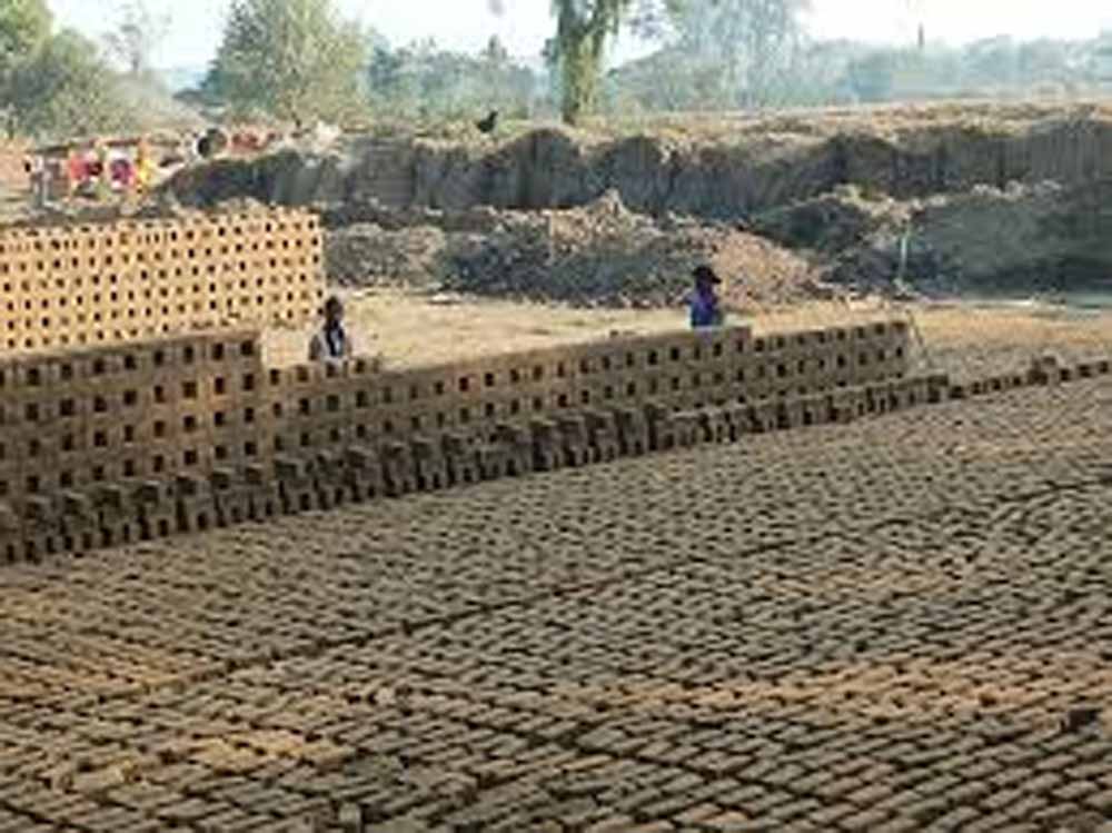 समय से पहले बारिश का असर: झज्जर के 274 ईंट भट्ठों पर संकट, करोड़ों का नुकसान