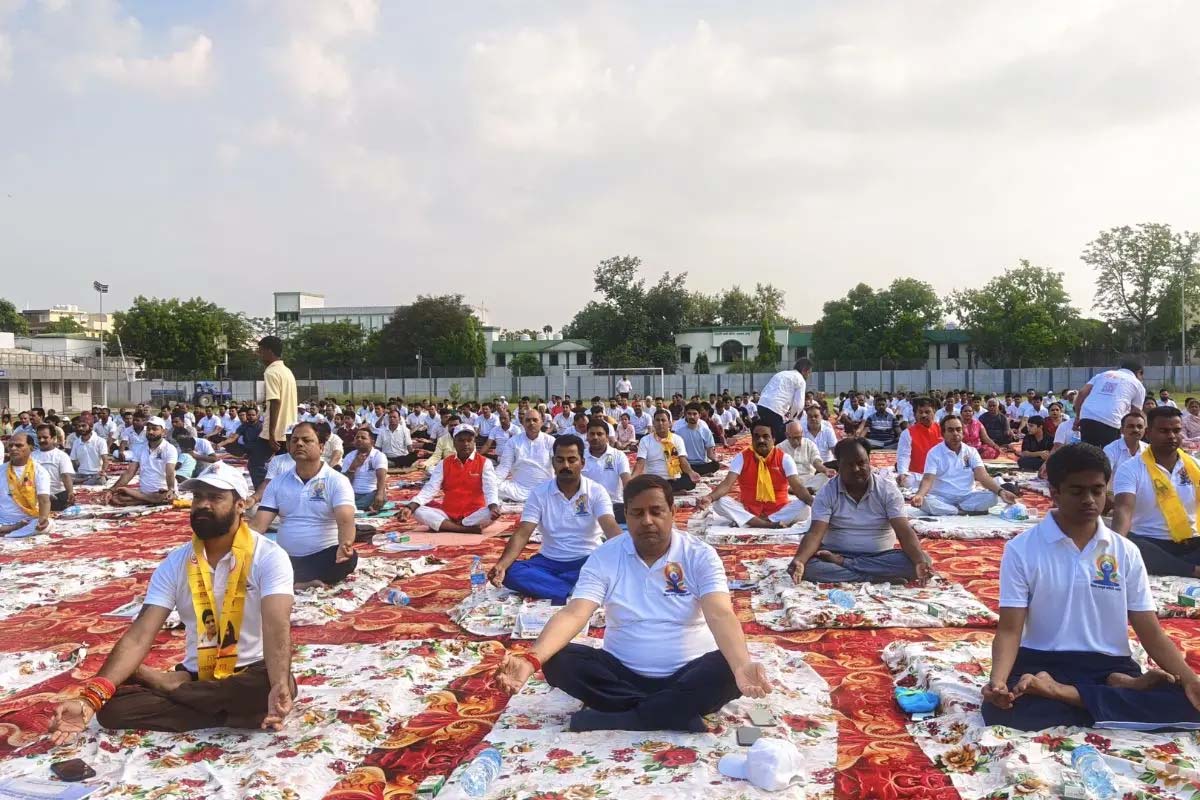 रांची से गढ़वा तक योग का उत्साह, अधिकारियों और आमजन ने दिया स्वास्थ्य का संदेश