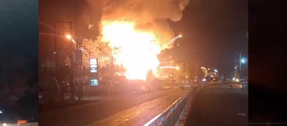 पटाखों की दुकान में आग लगते ही मचा हड़कंप, लगातार विस्फोटों से सहमे लोग; आसमान छूती रहीं लपटें