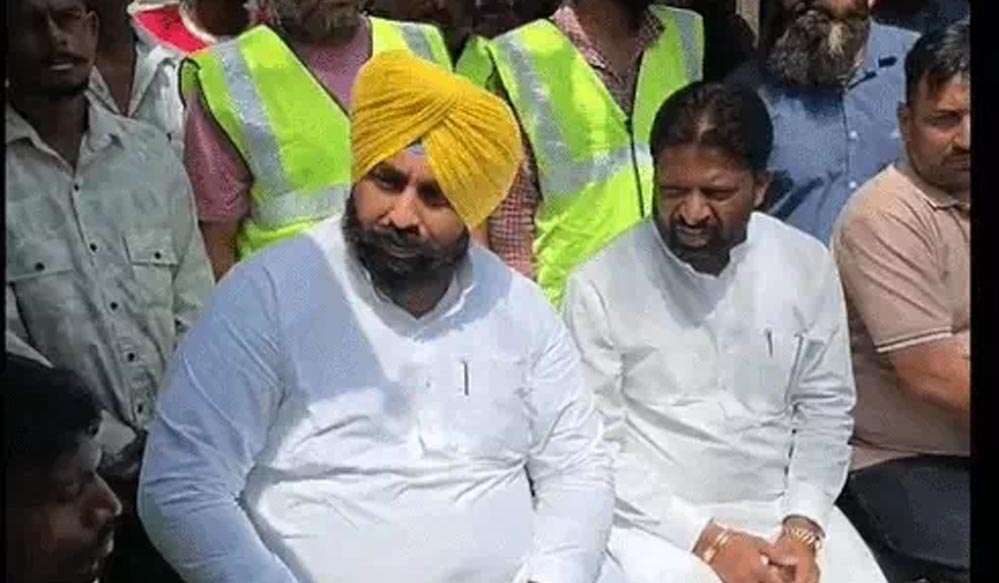 सफाईकर्मियों की शिकायत पर मंत्री हरजोत बैंस हैरान, बोले- कर्मचारी पक्के हैं तो वेतन रुका कैसे?