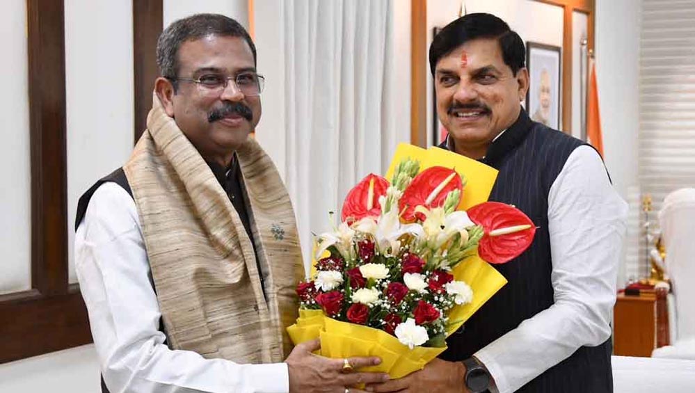 CM यादव से केंद्रीय मंत्री प्रधान की सौजन्य भेंट, बाबा महाकाल की प्रतिकृति भेंट कर किया सम्मानित