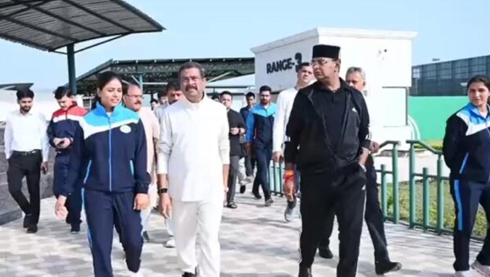 केंद्रीय शिक्षा मंत्री धर्मेंद्र प्रधान ने शूटिंग अकादमी में खिलाड़ियों से किया संवाद, बढ़ाया उत्सा