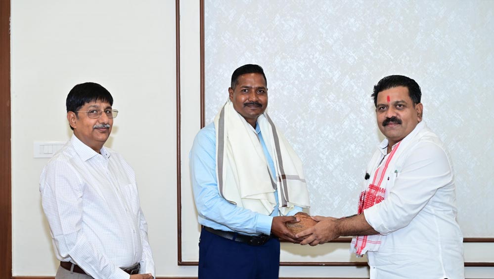 शौर्य चक्र से सम्मानित वीर जवानों से मिले उपमुख्यमंत्री विजय शर्मा, किया सम्मान और उत्साहवर्धन