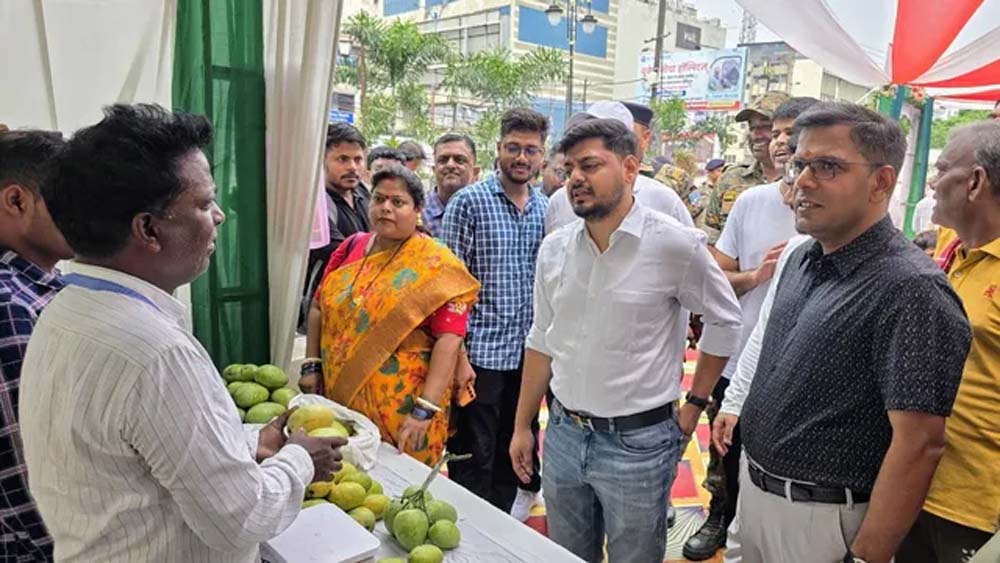 डीएमसी मॉल में आम प्रदर्शनी, लोगों ने खरीदा नहीं सिर्फ फोटो खींचे