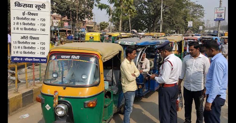 यात्रियों की जेब पर बढ़ा बोझ, तय किराये से अधिक वसूली पर डीटीओ सख्त