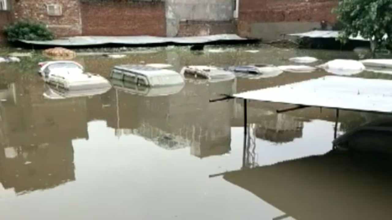 मूसलाधार बारिश ने खोली विकास कार्यों की पोल, सड़कें धंसी और बाजार डूबे