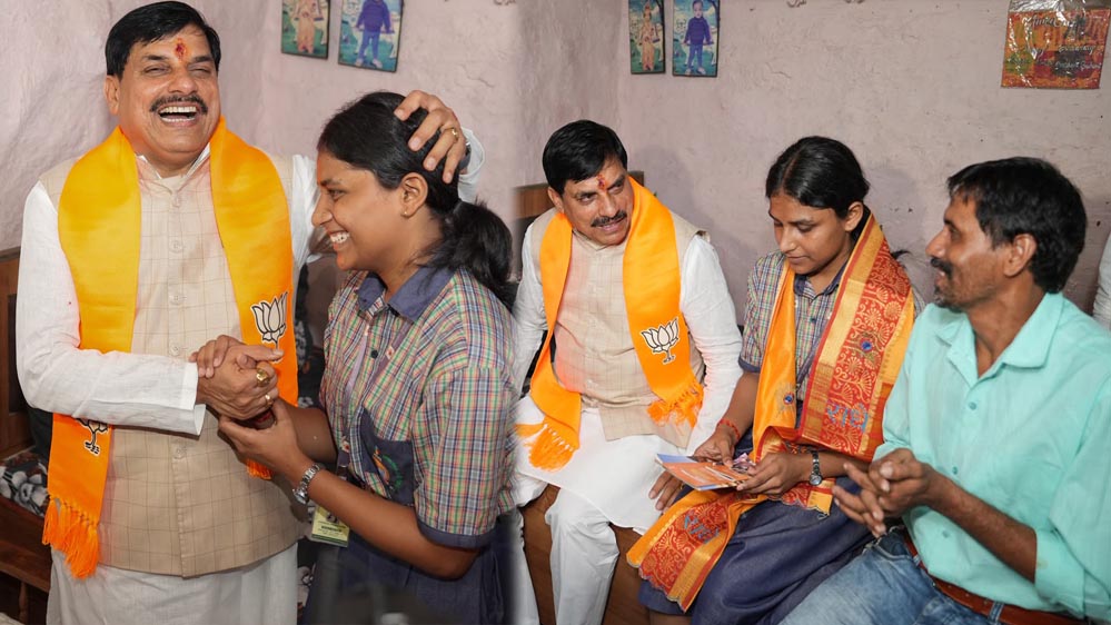 मुख्यमंत्री मोहन यादव का अनोखा अंदाज, स्कूटी पर सवार होकर टॉपर चांदनी के घर पहुंचे, परिवार संग ली स