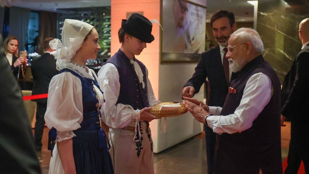 स्लोवाकिया में पीएम मोदी का गर्मजोशी से स्वागत, पारंपरिक सम्मान के बीच दोस्ती को मिलेगी नई उड़ान