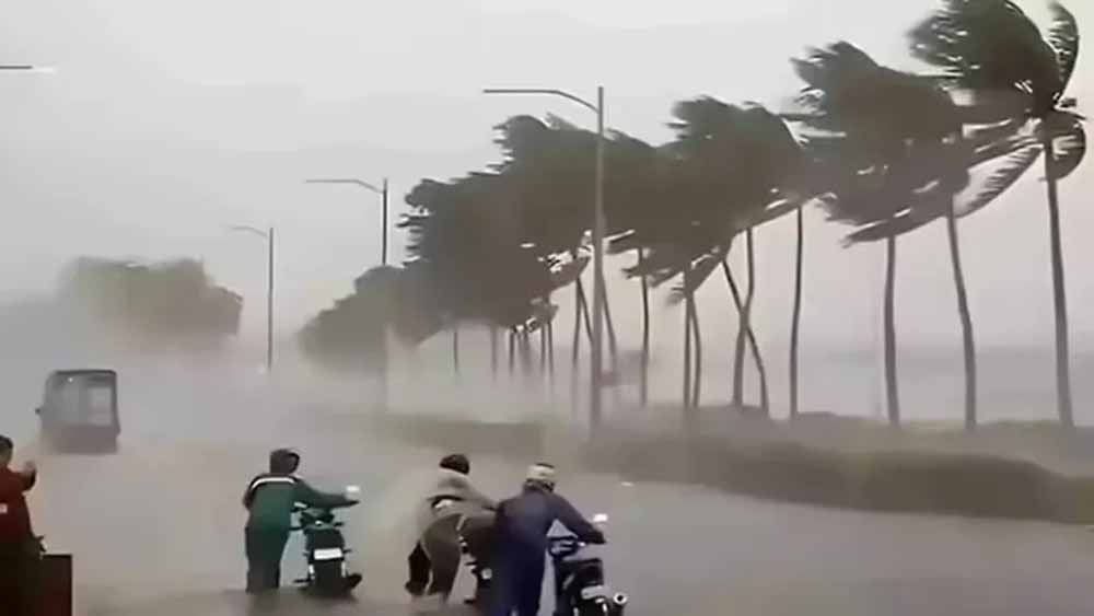 दोपहर में छाया अंधेरा, तेज आंधी-बारिश से हरियाणा के कई जिलों में जनजीवन प्रभावित
