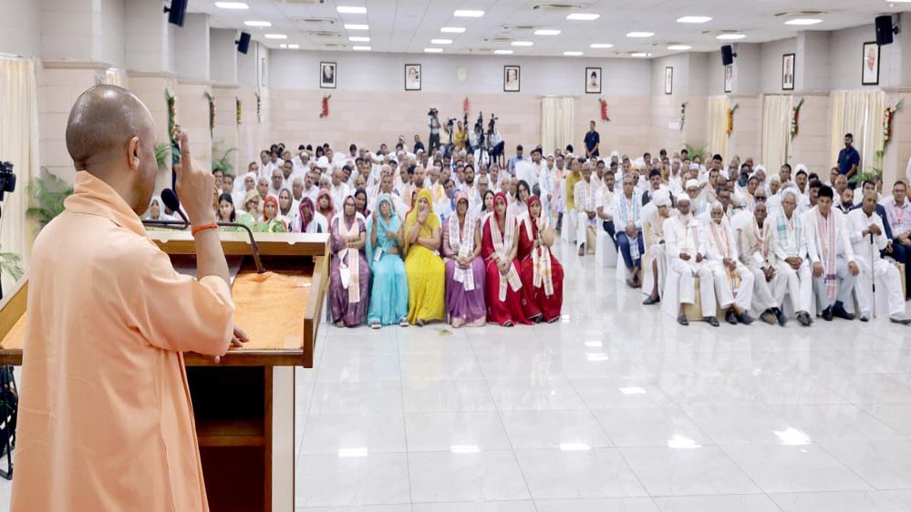 किसानों ने कहाकि उनके गांव में इंटरनेशनल एयरपोर्ट बनने से उनको मिली बड़ी पहचान, सीएम योगी ने निभाया