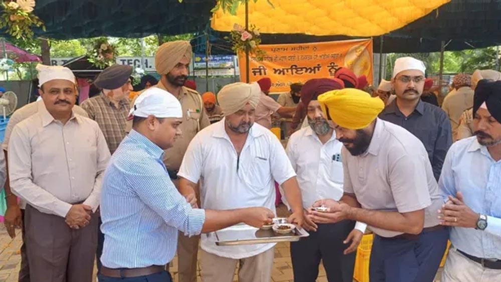 फतेहगढ़ साहिब में मानवता की मिसाल, SSP शुभम अग्रवाल ने धूप में राहगीरों की बुझाई प्यास