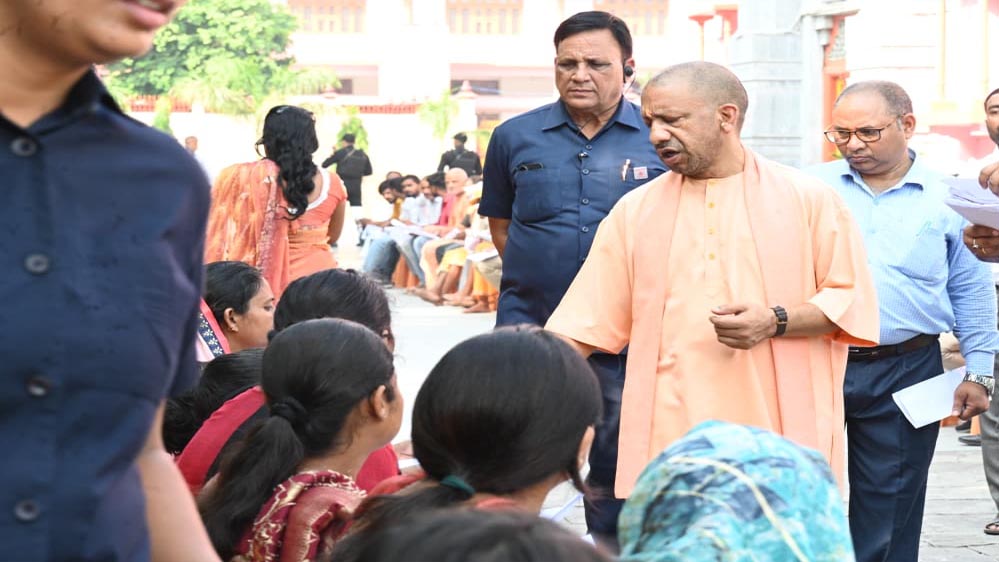 सीएम योगी ने गोरखनाथ मंदिर में लगातार दूसरे दिन आयोजित ‘जनता दर्शन’ में 200 लोगों की सुनी समस्याएं