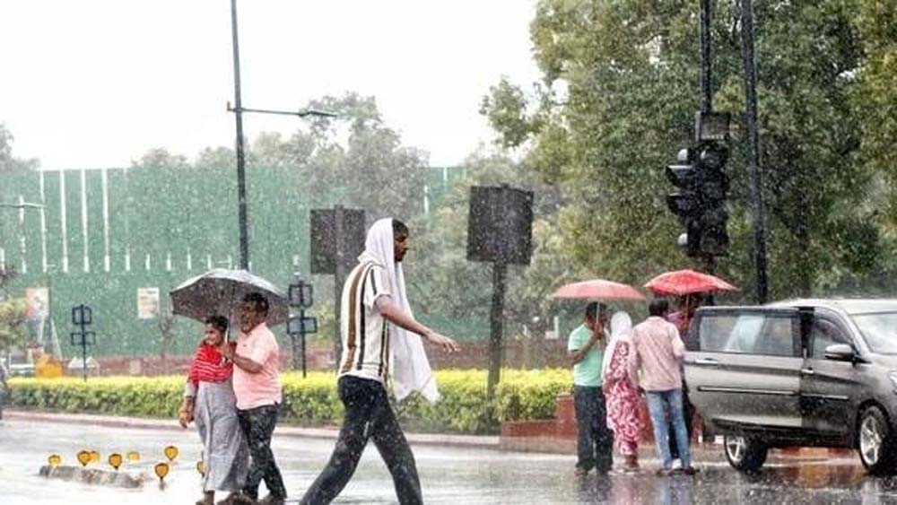बारिश और तेज हवाओं से बदलेगा मौसम, कई जिलों में वज्रपात की चेतावनी