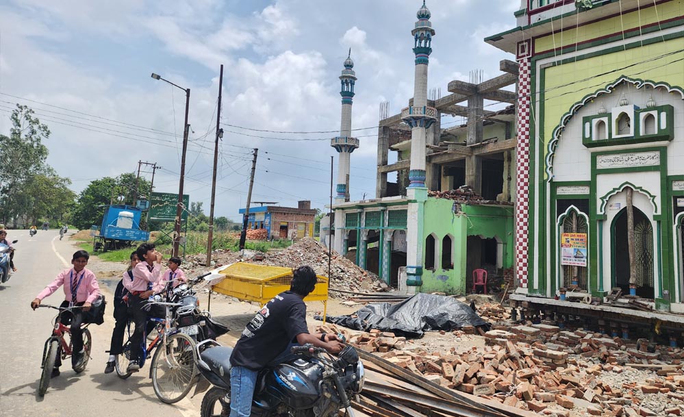 मस्जिद से मदरसे तक प्रशासन की सख्ती, वाराणसी-गाजियाबाद-आगरा में क्या-क्या हुआ?