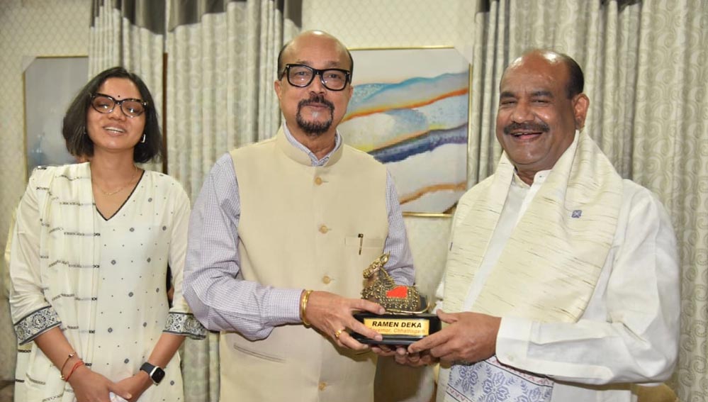 राज्यपाल रमेन डेका ने किया लोकसभा अध्यक्ष बिड़ला का आत्मीय स्वागत