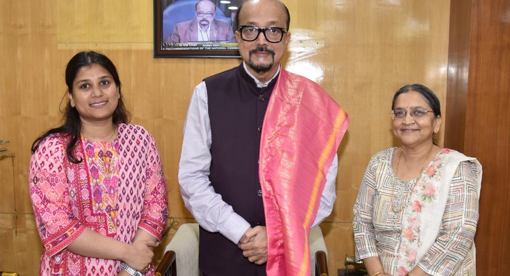 राज्यपाल डेका से सुप्रीम कोर्ट में छत्तीसगढ़ की स्टैंडिंग काउंसिल सुजैन ने की सौजन्य भेंट