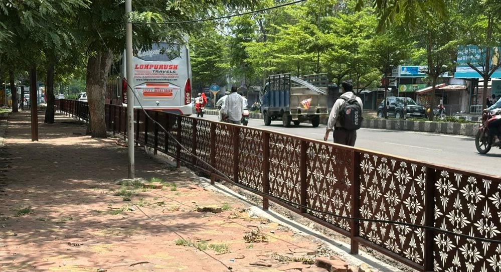 भोपाल में विकास कार्यों पर फिर सवाल, करोड़ों का फुटपाथ तैयार; लोगों के लिए पहुंचना बना चुनौती