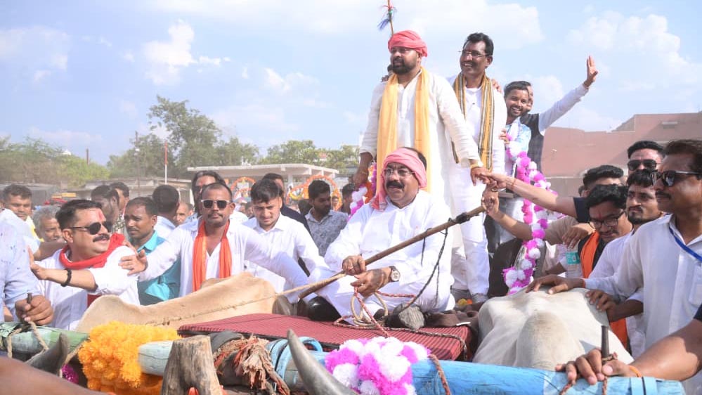 भारतीय राजनीति में पहली बार! डिप्टी सीएम अरुण साव बने विधायक दूल्हे की बैलगाड़ी के सारथी