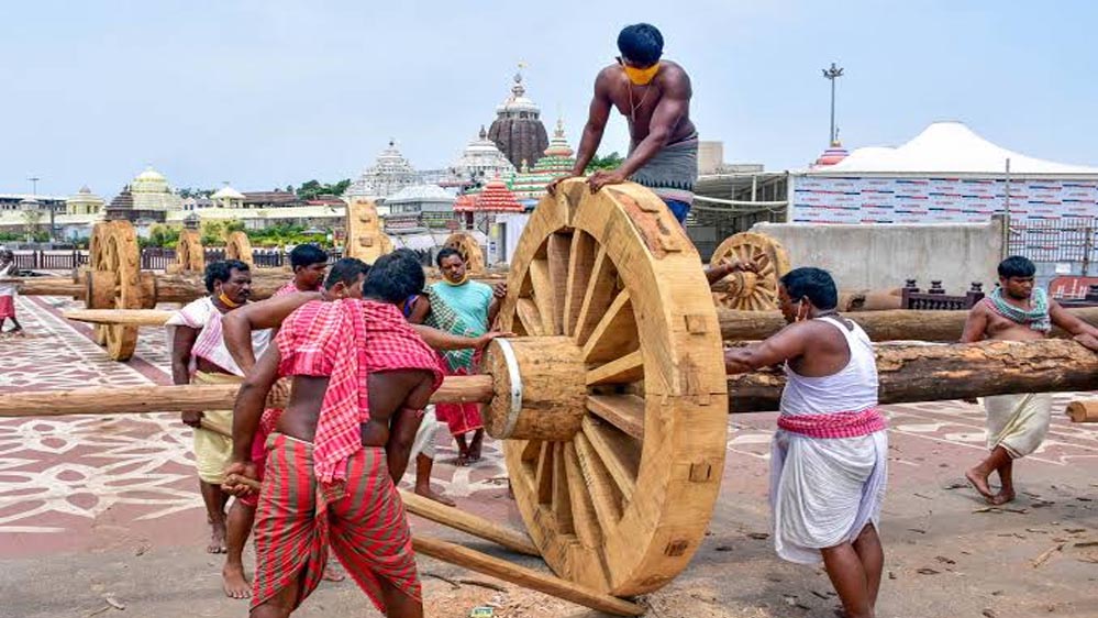 पुरी रथयात्रा 2026 की तैयारियां तेज, अंतिम चरण में रथ निर्माण; मूर्तिकारों की कला बनी आकर्षण