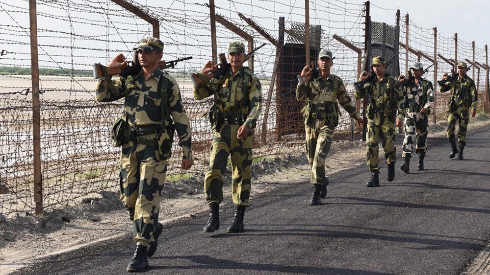 भारत-बांग्लादेश सीमा पर बढ़ा तनाव, मालदा में BSF की कार्रवाई के दौरान हजारों लोगों की भीड़ जुटी