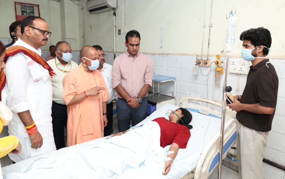 अलीगढ़ से सीधे घटनास्थल और अस्पताल पहुंचे CM योगी, हाईलेवल बैठक के बाद ताबड़तोड़ एक्शन