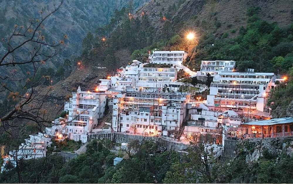 मां वैष्णो देवी के दरबार में उमड़ा आस्था का सैलाब, 50.70 लाख भक्त पहुंचे; पिछले साल से 10 लाख अधिक 