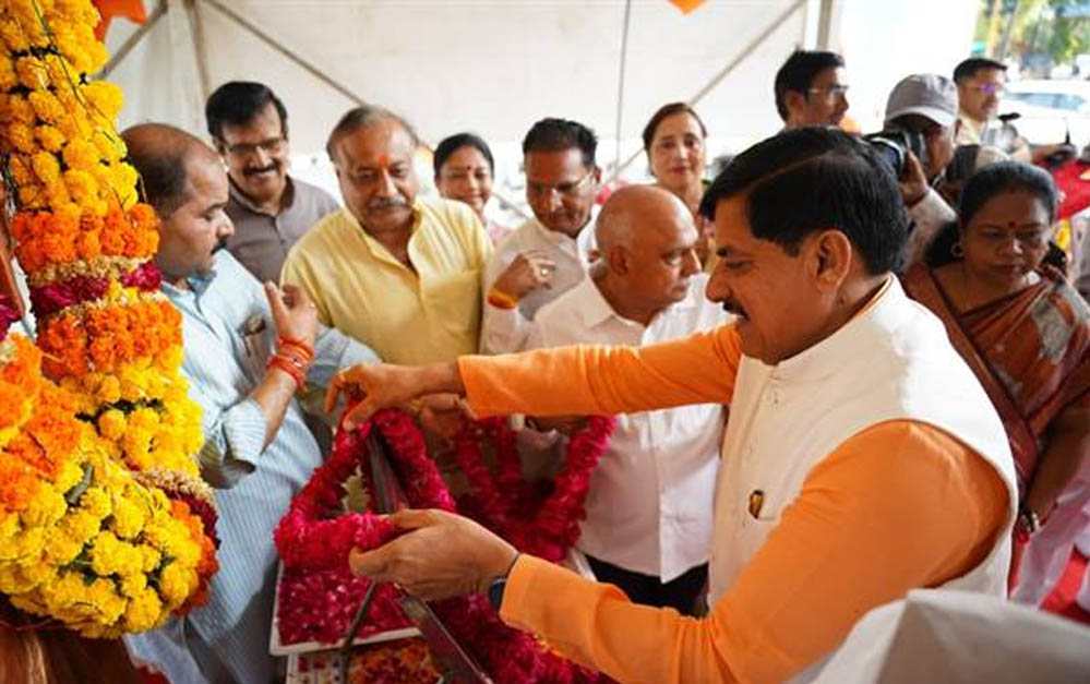 मुख्यमंत्री डॉ. यादव ने डॉ. श्यामा प्रसाद मुखर्जी के बलिदान दिवस पर उनकी प्रतिमा पर पुष्पांजलि अर्प
