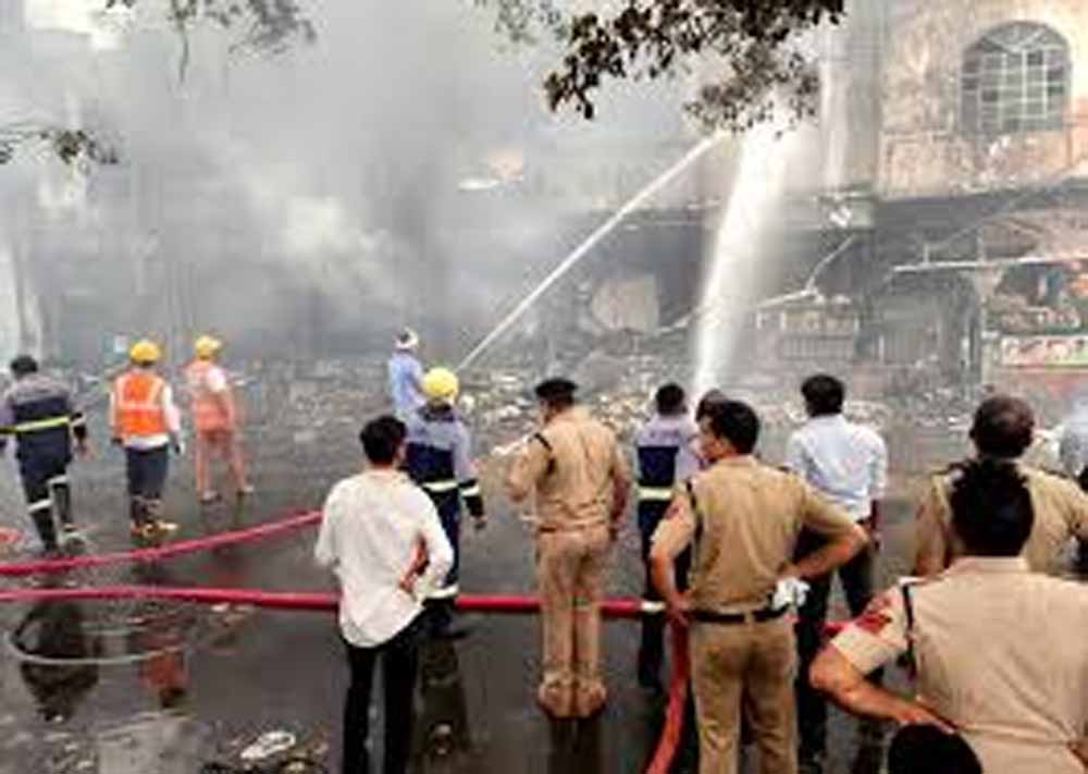 डी-पार्क आग हादसा: सीएम ने किया निरीक्षण, पीड़ितों को आर्थिक सहायता की घोषणा
