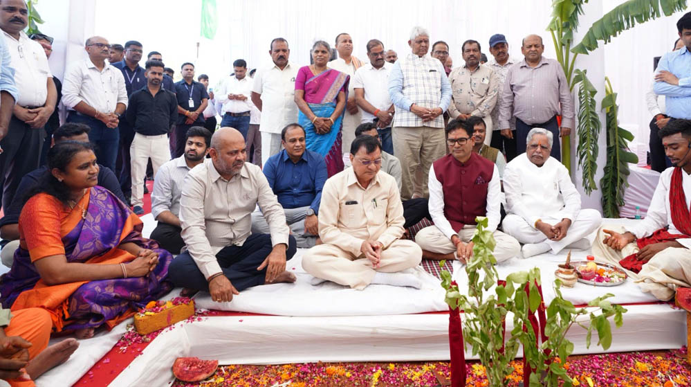 लखन लाल देवांगन और ओ.पी. चौधरी ने किया गारमेंट मैन्युफैक्चरिंग यूनिट का भूमिपूजन