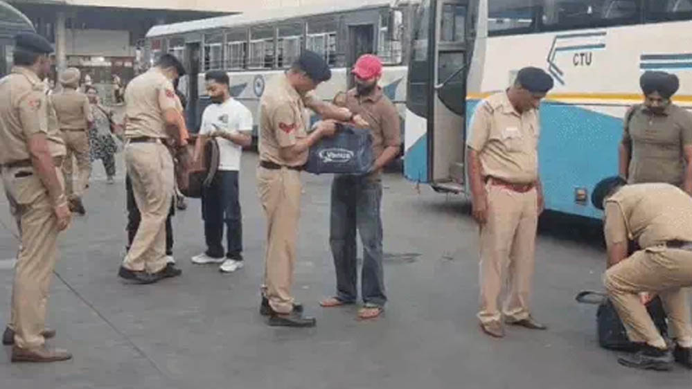फायरिंग घटनाओं के बाद चंडीगढ़ में सुरक्षा कड़ी, बस स्टैंड सील कर पुलिस ने की व्यापक जांच