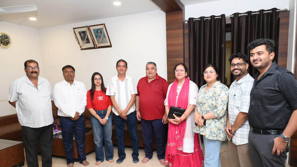 लखनपुर में सोशल मीडिया इन्फ्लूएन्सर्स से मिले पर्यटन एवं संस्कृति मंत्री राजेश अग्रवाल