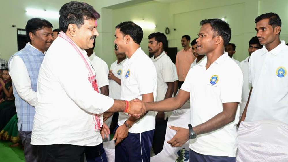 पुनर्वासित युवाओं से मिले उपमुख्यमंत्री विजय शर्मा और वन मंत्री केदार कश्यप, जाना हाल-चाल