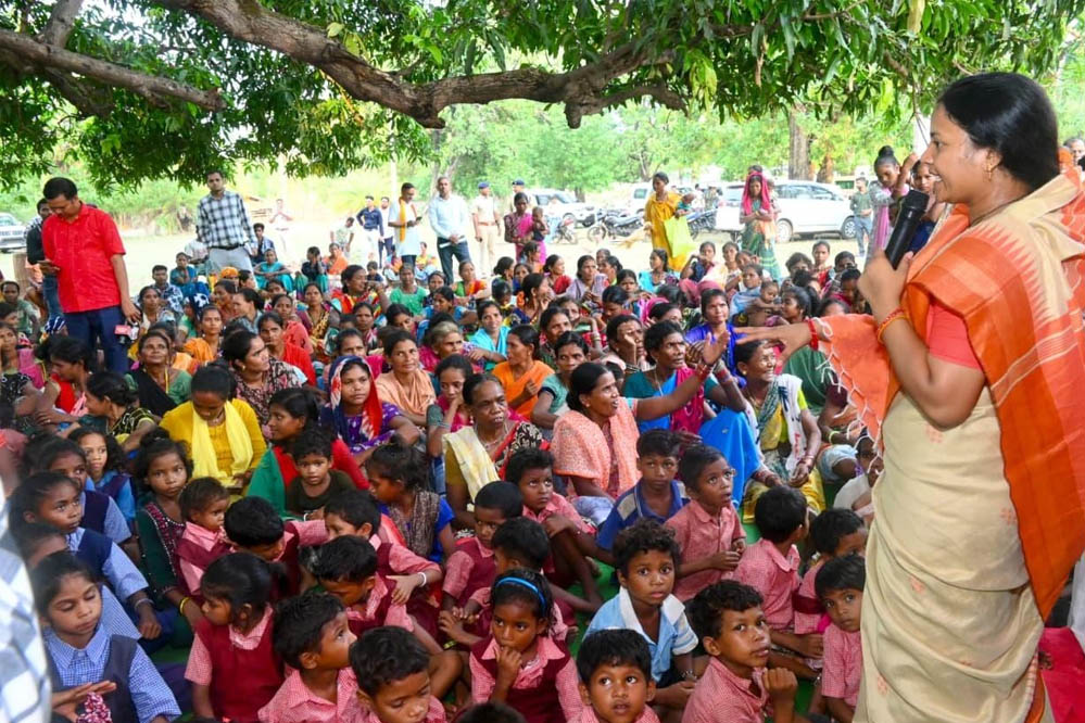 नवविकास की राह पर बस्तर, जगरगुंडा पहुंचकर पहली महिला मंत्री बनीं लक्ष्मी राजवाड़े