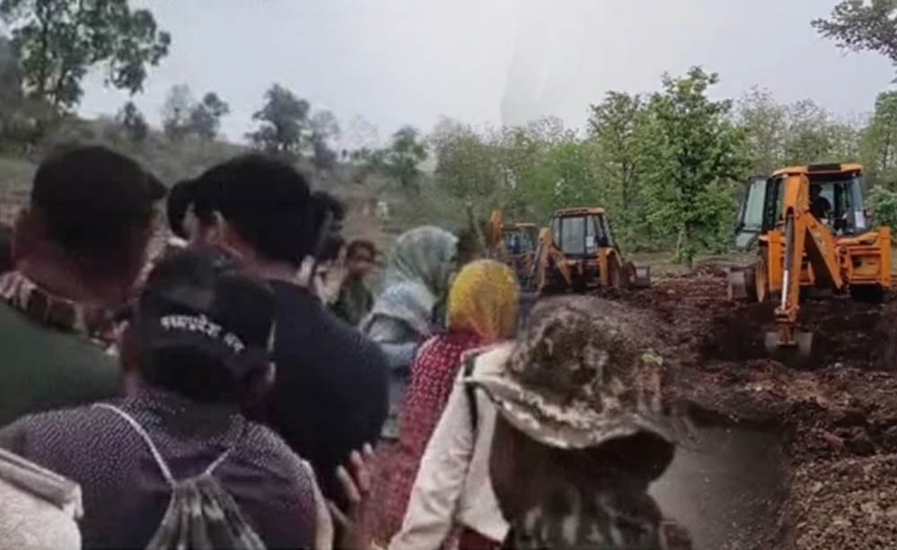 वन माफिया के हमले के अगले दिन बड़ा एक्शन, खंडवा में 600 अधिकारियों ने 200 एकड़ वनभूमि कराई अतिक्रमण