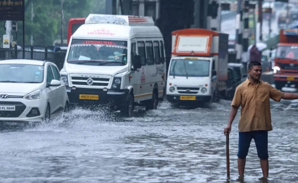 मुंबई में मानसून का कहर! सड़कों पर भरा पानी, अंधेरी सबवे बंद, ट्रैफिक व्यवस्था चरमराई