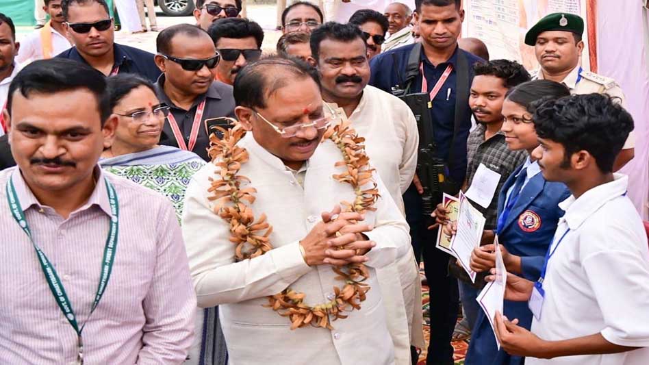 मुख्यमंत्री विष्णुदेव साय ने हितग्राहियों से की आत्मीय मुलाकात, ‘एक पेड़ मां के नाम’ अभियान के तहत 