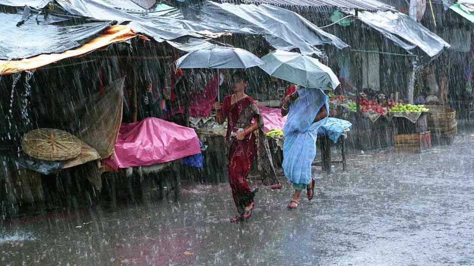 मानसून की दस्तक से बदला मौसम, आगरा में बारिश से सड़कें धंसीं और मकान ढहा
