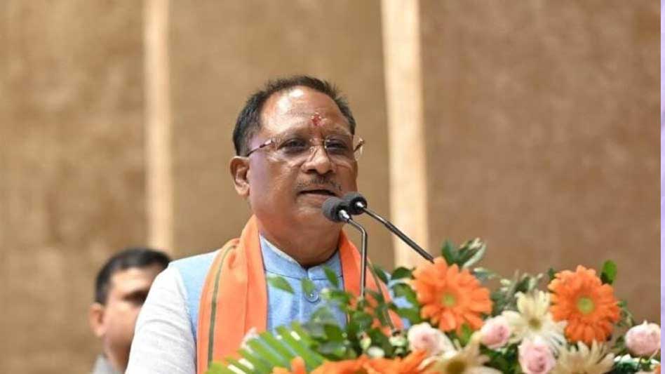 मुख्यमंत्री ने हेलमेट पहनकर दिया सड़क सुरक्षा का संदेश, ‘उन्नयन’ पुस्तिका का किया विमोचन