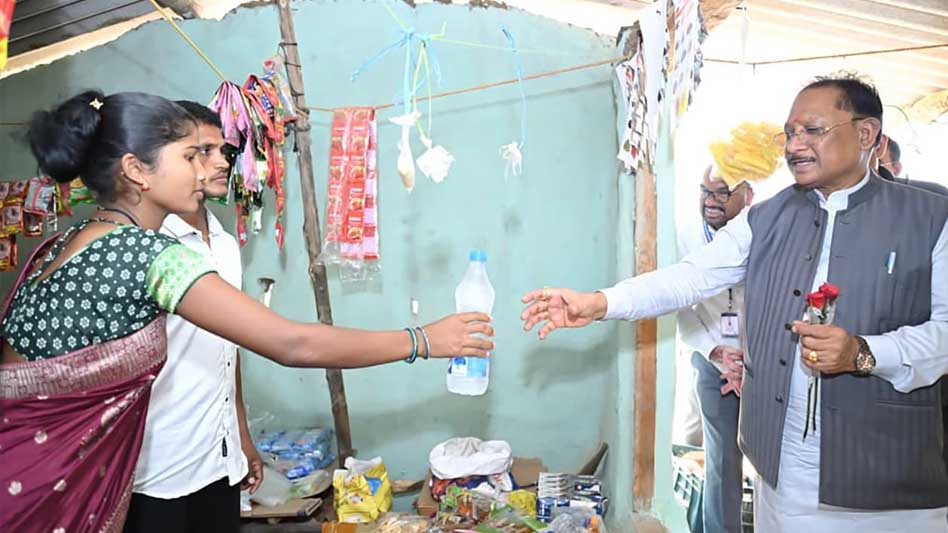 मुख्यमंत्री विष्णु देव साय ने पानी की बोतल खरीदकर बढ़ाया हौसला, कहा- यही है नए बीजापुर की तस्वीर