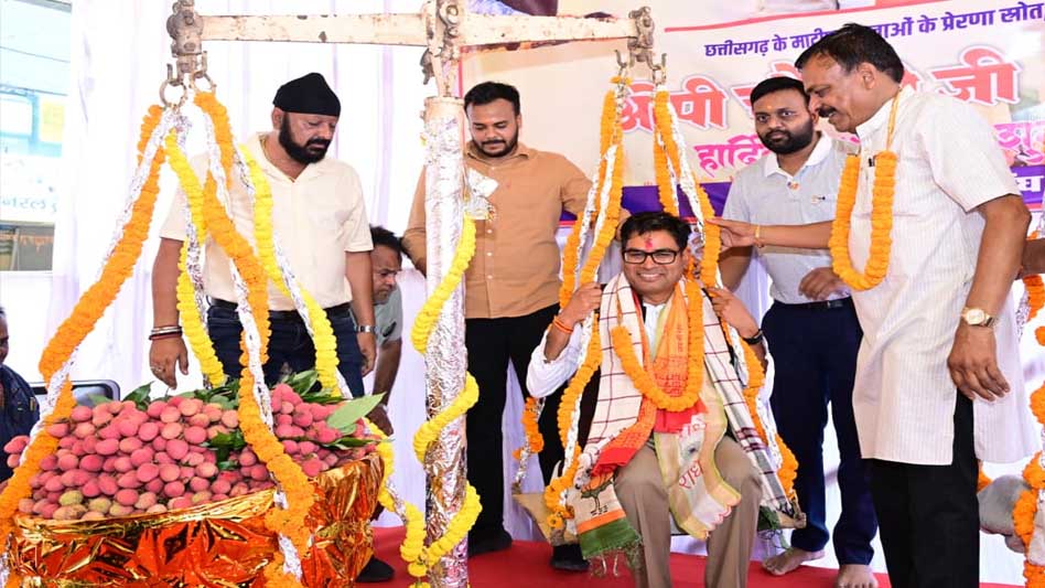 जन्मदिवस पर मौसमी फलों और लड्डू से तौले गए वित्त मंत्री ओपी चौधरी