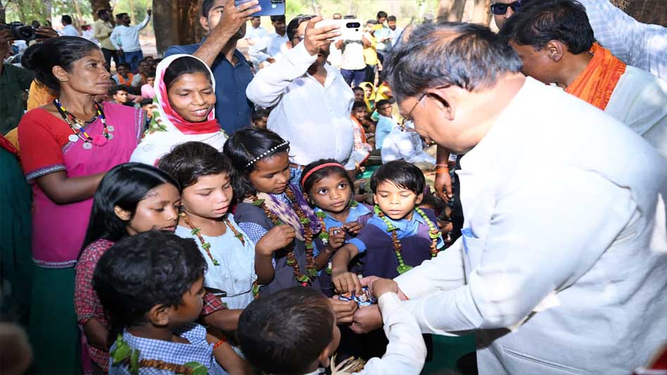 मुख्यमंत्री विष्णु देव साय ने अबूझमाड़ के गारपा में बच्चों और महिलाओं से किया आत्मीय संवाद