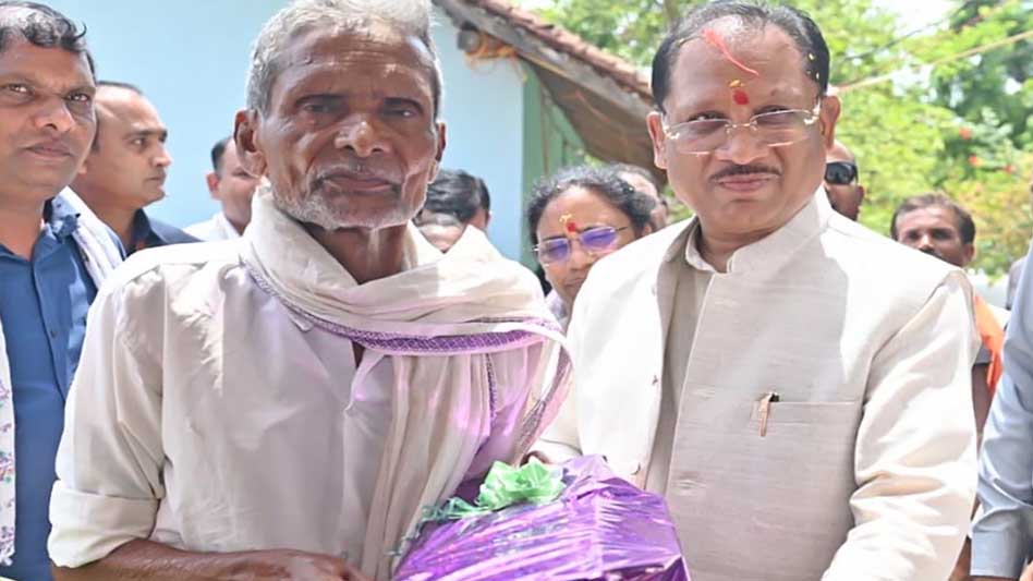 मुख्यमंत्री विष्णु देव साय ने कराया गृह प्रवेश, कच्चे घर की चिंता से मुक्त हुआ चमन लाल का परिवार