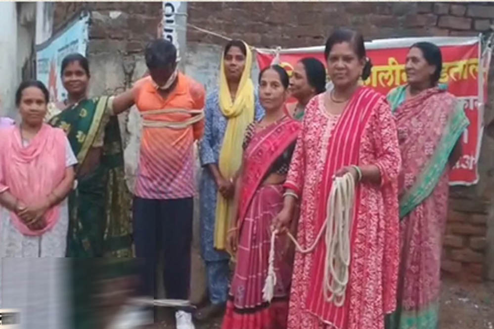 'शराब छोड़ो, वरना खंभे से बंधोगे'... बालाघाट में पत्नी ने शराबी पति को बांधकर मुंह पर चिपकाया टेप