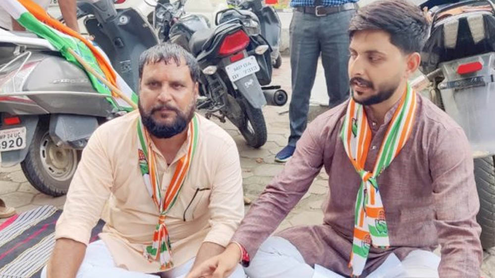 निष्कासन के खिलाफ रतलाम से भोपाल तक पैदल मार्च, PCC के बाहर कांग्रेस कार्यकर्ताओं का धरना