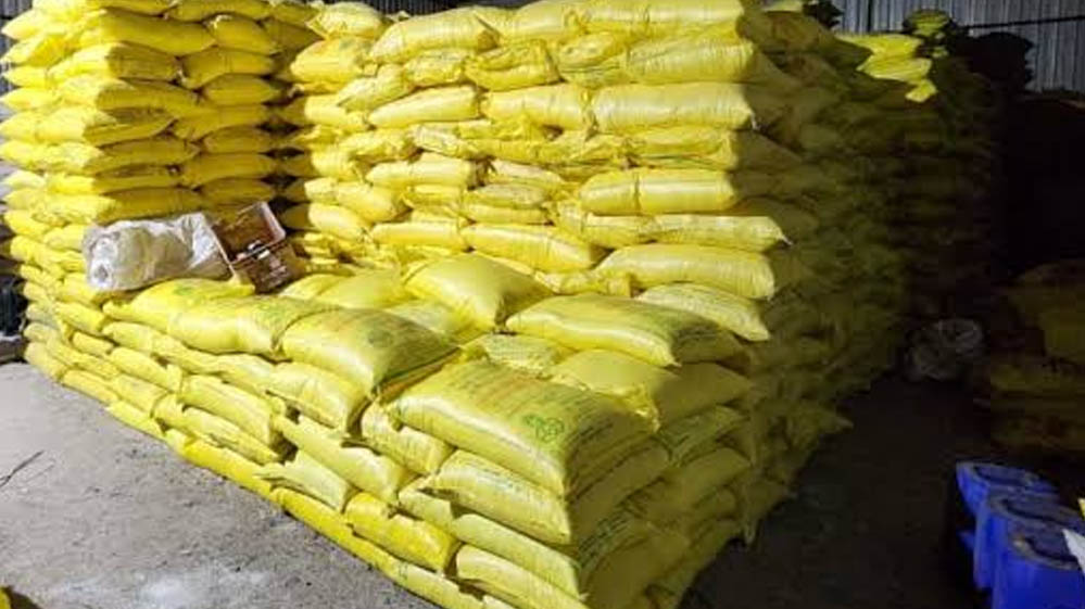 सेवा सहकारी समिति मुनुंद में पर्याप्त मात्रा में रासायनिक खाद उपलब्धता